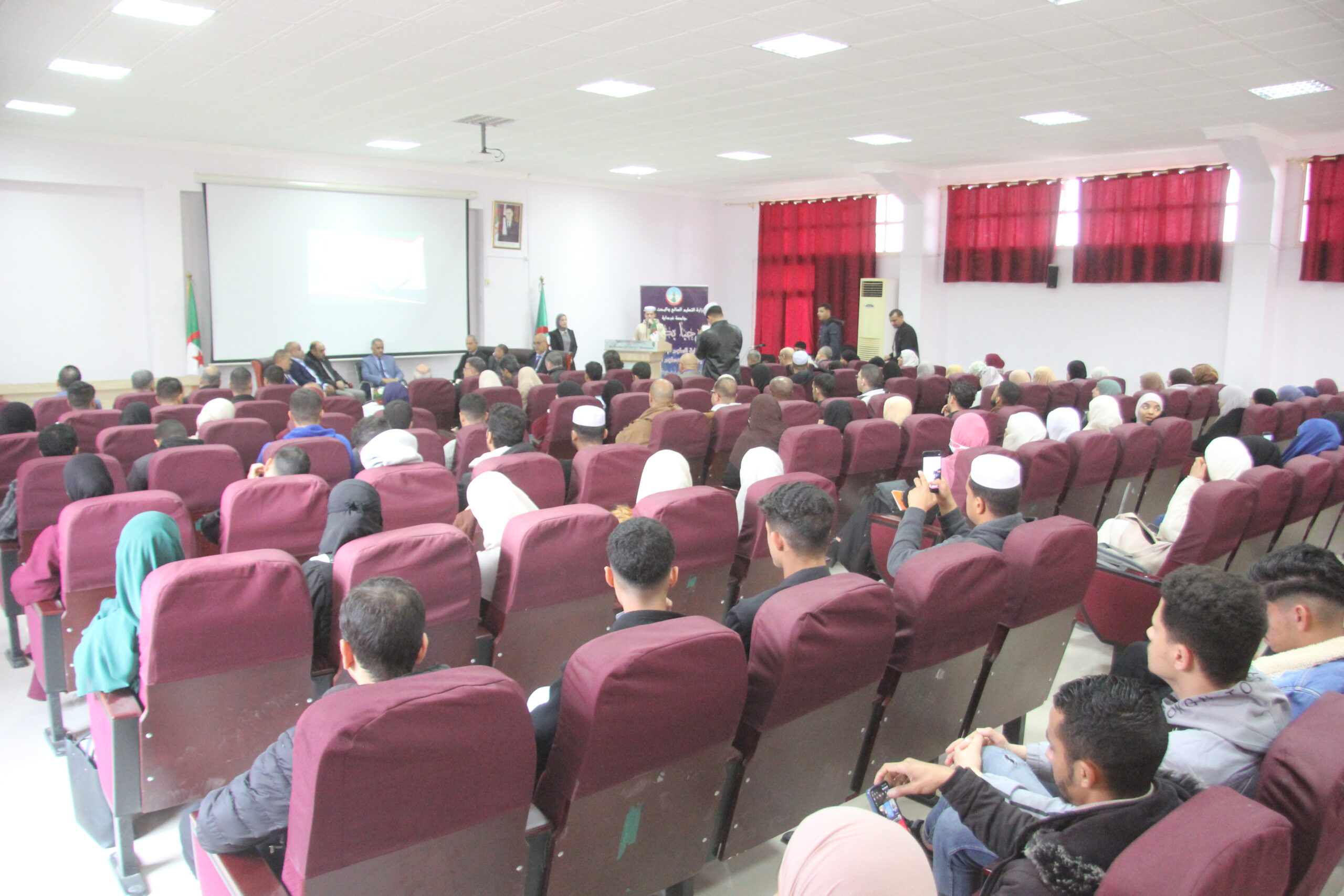 انطلاق فعاليات الملتقى العلمي الوطني الأول (الهجين) حول إقتصاد الميتافيرس